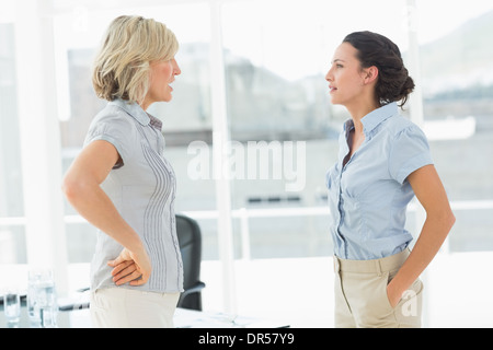 Seitenansicht der beiden Geschäftsfrauen kämpfen Stockfoto