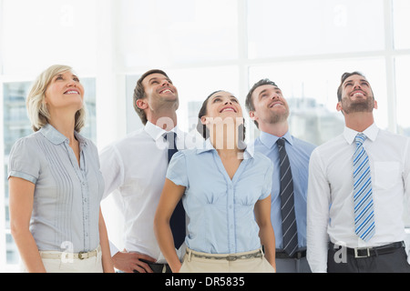 Business-Team im Büro nachschlagen Stockfoto