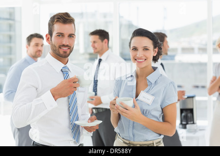 Geschäftskollegen mit Teetassen in Pause Stockfoto