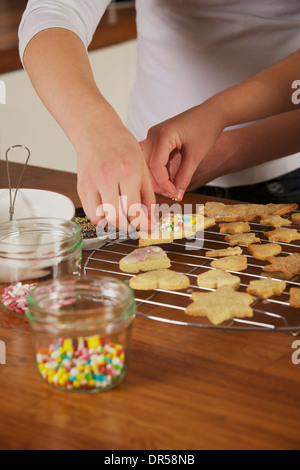 Kinder schmücken Weihnachtsplätzchen, München, Bayern, Deutschland Stockfoto