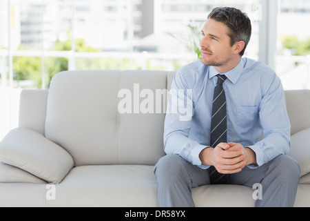 Gut gekleideten jungen Mann entspannt Stockfoto