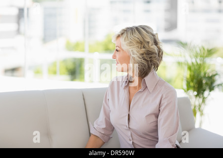 Nachdenklich Reife Frau zu Hause Stockfoto