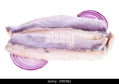 Hering mit Zwiebeln isoliert auf weißem Hintergrund Stockfoto