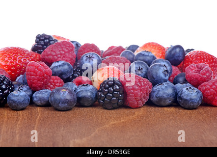 Verschiedene frische Beeren als Hintergrund. Ansicht von oben Stockfoto