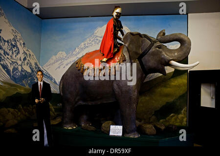 8. März 2009 - Baltimore, Maryland, USA - Leben Größe Papier Figur von Präsident Barack Obama steht neben Hannibal, karthagische Feldherr und Taktiker, in der Lobby der großen schwarzen In Wachs Nationalmuseum nur wenige Monate, nachdem Obama Präsident wurde. (Kredit-Bild: © Veronika Lukasova/ZUMAPRESS.com) Stockfoto