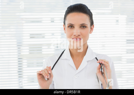 Schöne zuversichtlich Ärztin mit Stethoskop Stockfoto