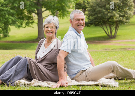 Porträt von ein älteres Paar, sitzen im park Stockfoto