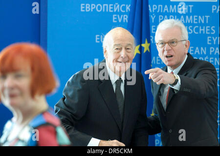 13. Januar 2009 - Straßburg, Frankreich - ehemaligen französischen Präsidenten VALERY GISCARD d ' Estaing (L) und Europäischen Parlaments Präsident deutsche HANS-GERT Pöttering vor Debatte zum zehnten Geburtstag des Euro.   (Kredit-Bild: © Wiktor Dabkowski/ZUMA Press) Stockfoto