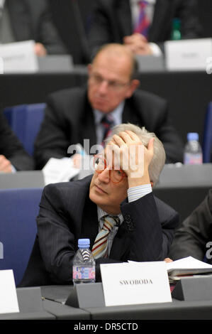 13. Januar 2009 - Straßburg, Frankreich - österreichischer Abgeordneter HANNES SWOBODA während der Sitzung des Ausschusses für auswärtige Angelegenheiten am Gas-Krise im Europäischen Parlament (EP). (Kredit-Bild: © Wiktor Dabkowski/ZUMA Press) Stockfoto