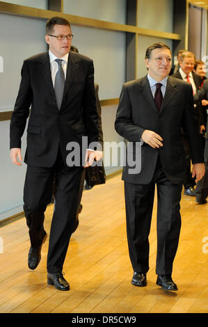 28. Januar 2009 wird von EU-Kommissionspräsident JOSE MANUEL BARROSO vor ihrem bilateralen Treffen im Hauptquartier der Europäischen Kommission in Brüssel - Brüssel, Belgien - Premierminister von Finnland MATTI TANELI VANHANEN (L) begrüßt. (Kredit-Bild: © Wiktor Dabkowski/ZUMA Press) Stockfoto