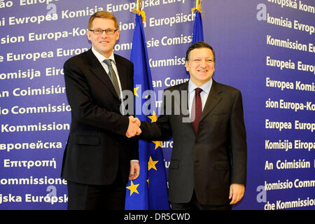 28. Januar 2009 wird von EU-Kommissionspräsident JOSE MANUEL BARROSO vor ihrem bilateralen Treffen im Hauptquartier der Europäischen Kommission in Brüssel - Brüssel, Belgien - Premierminister von Finnland MATTI TANELI VANHANEN (L) begrüßt. (Kredit-Bild: © Wiktor Dabkowski/ZUMA Press) Stockfoto