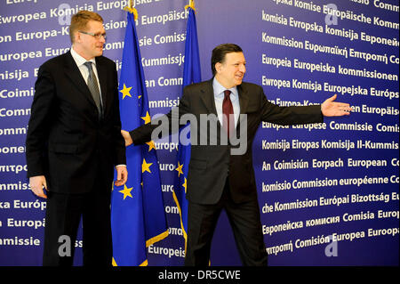 28. Januar 2009 wird von EU-Kommissionspräsident JOSE MANUEL BARROSO vor ihrem bilateralen Treffen im Hauptquartier der Europäischen Kommission in Brüssel - Brüssel, Belgien - Premierminister von Finnland MATTI TANELI VANHANEN (L) begrüßt. (Kredit-Bild: © Wiktor Dabkowski/ZUMA Press) Stockfoto