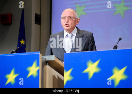 28. Januar 2009 - Brüssel, Belgien - Vize-Präsident der Europäischen Kommission und EU-Kommissar für Unternehmen und Industrie, Deutsch Günter VERHEUGEN und Europäische Union (EU) Kommissar Steuern und Zollunion, ungarische Laszlo Kovacs geben eine Pressekonferenz für eine bessere Regulierung und den Fortschrittsbericht über die Strategie zur Vereinfachung des regulatorischen Umfelds bei der Stockfoto