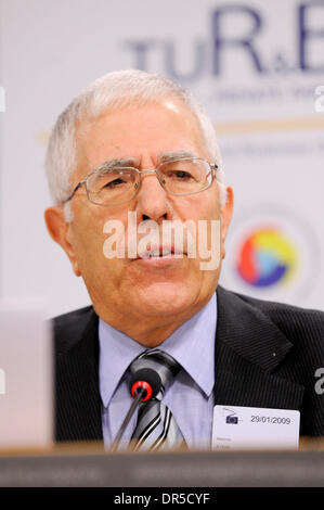 29. Januar 2009 - Brüssel, Belgien - Professor MEHMET AYDIN Staatsminister der türkischen Republik während der Debatte über die türkischen Forschung und Entwicklung im Europäischen Parlament in Brüssel.  (Kredit-Bild: © Wiktor Dabkowski/ZUMA Press) Stockfoto