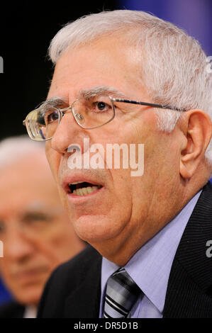 29. Januar 2009 - Brüssel, Belgien - Professor MEHMET AYDIN Staatsminister der türkischen Republik während der Debatte über die türkischen Forschung und Entwicklung im Europäischen Parlament in Brüssel.  (Kredit-Bild: © Wiktor Dabkowski/ZUMA Press) Stockfoto