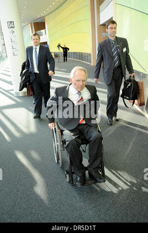 29. Januar 2009 kommt für ein Treffen mit Europäischen Parlaments Präsident Deutsch Hans-Gert Pöttering im Europäischen Parlament in Brüssel - Brüssel, Belgien - der Bundesminister des Innern WOLFGANG SCHAEUBLE. (Kredit-Bild: © Wiktor Dabkowski/ZUMA Press) Stockfoto