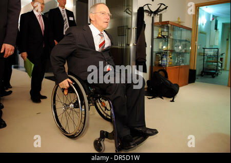 29. Januar 2009 kommt für ein Treffen mit Europäischen Parlaments Präsident Deutsch Hans-Gert Pöttering im Europäischen Parlament in Brüssel - Brüssel, Belgien - der Bundesminister des Innern WOLFGANG SCHAEUBLE. (Kredit-Bild: © Wiktor Dabkowski/ZUMA Press) Stockfoto