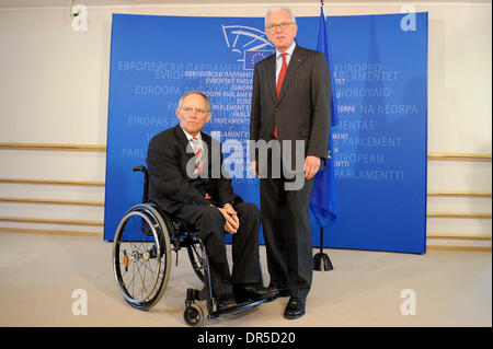 29. Januar 2009 kommt für ein Treffen mit Europäischen Parlaments Präsident deutsche HANS-GERT Pöttering im Europäischen Parlament in Brüssel - Brüssel, Belgien - der Bundesminister des Innern WOLFGANG SCHAEUBLE. (Kredit-Bild: © Wiktor Dabkowski/ZUMA Press) Stockfoto