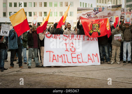 6. Februar 2009 am Hauptsitz in Brüssel, Belgien - Brüssel, Belgien - Demonstration über die Notlage der Tamilen in Sri Lanka vor EU. Sri Lankas Vierteljahrhundert Krieg Rast ein Ende wie das Militär auf dem letzten Stück Land die separatistischen schließt Tamil Tigers zu kontrollieren. US-Außenministerin Hillary Clinton und ihrem britischen Amtskollegen, Außenminister David Miliband, ich Stockfoto