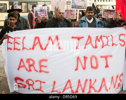 6. Februar 2009 am Hauptsitz in Brüssel, Belgien - Brüssel, Belgien - Demonstration über die Notlage der Tamilen in Sri Lanka vor EU. Sri Lankas Vierteljahrhundert Krieg Rast ein Ende wie das Militär auf dem letzten Stück Land die separatistischen schließt Tamil Tigers zu kontrollieren. US-Außenministerin Hillary Clinton und ihrem britischen Amtskollegen, Außenminister David Miliband, ich Stockfoto