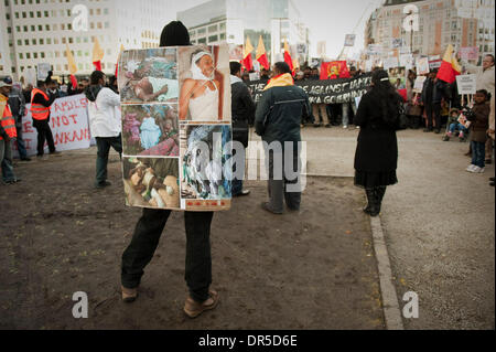 6. Februar 2009 am Hauptsitz in Brüssel, Belgien - Brüssel, Belgien - Demonstration über die Notlage der Tamilen in Sri Lanka vor EU. Sri Lankas Vierteljahrhundert Krieg Rast ein Ende wie das Militär auf dem letzten Stück Land die separatistischen schließt Tamil Tigers zu kontrollieren. US-Außenministerin Hillary Clinton und ihrem britischen Amtskollegen, Außenminister David Miliband, ich Stockfoto