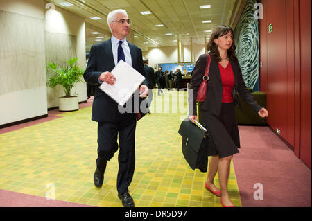 10. Februar 2009 Minister - Brüssel, Belgien - die britische Schatzkanzler ALISTAIR DARLING beim Treffen der Finanzminister (ECOFIN-Rat) im Rat Europäischen Union, die Gebäude in Brüssel, Belgien. (Kredit-Bild: © Wiktor Dabkowski/ZUMA Press) Stockfoto