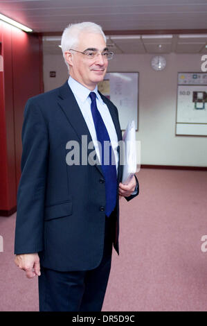 10. Februar 2009 Minister - Brüssel, Belgien - die britische Schatzkanzler ALISTAIR DARLING beim Treffen der Finanzminister (ECOFIN-Rat) im Rat Europäischen Union, die Gebäude in Brüssel, Belgien. (Kredit-Bild: © Wiktor Dabkowski/ZUMA Press) Stockfoto