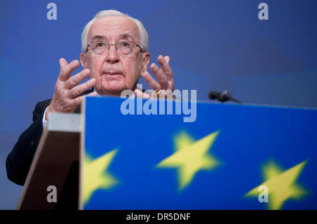 25. Februar 2009 spricht auf einer Pressekonferenz über die Verstärkung der Finanzaufsicht der Europäischen Kommission am Sitz der Europäische Kommission in Ouctcome de Larosière Gruppe auf grenzüberschreitende Finanzaufsicht - Brüssel, Belgien - ehemaliger Präsident der Europäischen Bank für Wiederaufbau und Entwicklung Französisch JACQUES DE LAROSIÈRE. (Kredit-Bild: © Wiktor Stockfoto