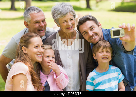 Familie fotografiert sich mit Digitalkamera im park Stockfoto