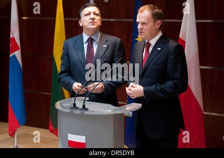 1. März 2009 sprechen - Brüssel, Belgien - der polnische Premierminister DONALD TUSK (R) und Präsident der Europäischen Kommission José MANUEL BARROSO (L) gegenüber der Presse am Ende des Treffens der Staats-und Regierungschefs aus 9 Ländern Prerior EU Staats-und Regierungschefs Sondergipfel. Staats-und Regierungschefs: Tschechische Republik, Ungarn, Polen, Litauen, Lettland, Slowakei, Estland, Bulgarien und Rumänien treffen am polnischen Perma Stockfoto