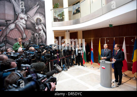 1. März 2009 sprechen - Brüssel, Belgien - der polnische Premierminister DONALD TUSK (R) und Präsident der Europäischen Kommission José MANUEL BARROSO (L) gegenüber der Presse am Ende des Treffens der Staats-und Regierungschefs aus 9 Ländern Prerior EU Staats-und Regierungschefs Sondergipfel. Staats-und Regierungschefs: Tschechische Republik, Ungarn, Polen, Litauen, Lettland, Slowakei, Estland, Bulgarien und Rumänien treffen am polnischen Perma Stockfoto