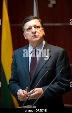 1. März 2009 - Brüssel, Belgien - Präsident der Europäischen Kommission José MANUEL BARROSO sprechen gegenüber der Presse am Ende des Treffens der Staats-und Regierungschefs aus 9 Ländern Prerior EU Staats-und Regierungschefs Sondergipfel. Staats-und Regierungschefs: Tschechische Republik, Ungarn, Polen, Litauen, Lettland, Slowakei, Estland, Bulgarien und Rumänien erfüllen bei polnischen ständigen Vertretung bei der EU in Brüssel, Belgien Stockfoto