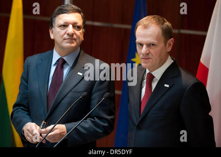 1. März 2009 sprechen - Brüssel, Belgien - der polnische Premierminister DONALD TUSK (R) und Präsident der Europäischen Kommission José MANUEL BARROSO (L) gegenüber der Presse am Ende des Treffens der Staats-und Regierungschefs aus 9 Ländern Prerior EU Staats-und Regierungschefs Sondergipfel. Staats-und Regierungschefs: Tschechische Republik, Ungarn, Polen, Litauen, Lettland, Slowakei, Estland, Bulgarien und Rumänien treffen am polnischen Perma Stockfoto