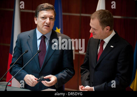 1. März 2009 sprechen - Brüssel, Belgien - der polnische Premierminister DONALD TUSK (R) und Präsident der Europäischen Kommission José MANUEL BARROSO (L) gegenüber der Presse am Ende des Treffens der Staats-und Regierungschefs aus 9 Ländern Prerior EU Staats-und Regierungschefs Sondergipfel. Staats-und Regierungschefs: Tschechische Republik, Ungarn, Polen, Litauen, Lettland, Slowakei, Estland, Bulgarien und Rumänien treffen am polnischen Perma Stockfoto