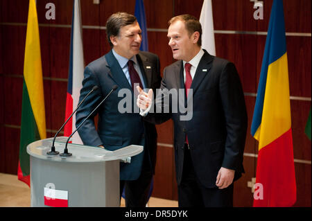 1. März 2009 sprechen - Brüssel, Belgien - der polnische Premierminister DONALD TUSK (R) und Präsident der Europäischen Kommission José MANUEL BARROSO (L) gegenüber der Presse am Ende des Treffens der Staats-und Regierungschefs aus 9 Ländern Prerior EU Staats-und Regierungschefs Sondergipfel. Staats-und Regierungschefs: Tschechische Republik, Ungarn, Polen, Litauen, Lettland, Slowakei, Estland, Bulgarien und Rumänien treffen am polnischen Perma Stockfoto