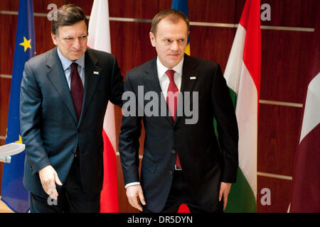 1. März 2009 sprechen - Brüssel, Belgien - der polnische Premierminister DONALD TUSK (R) und Präsident der Europäischen Kommission José MANUEL BARROSO (L) gegenüber der Presse am Ende des Treffens der Staats-und Regierungschefs aus 9 Ländern Prerior EU Staats-und Regierungschefs Sondergipfel. Staats-und Regierungschefs: Tschechische Republik, Ungarn, Polen, Litauen, Lettland, Slowakei, Estland, Bulgarien und Rumänien treffen am polnischen Perma Stockfoto