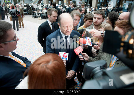 1. März 2009 Gipfel - Brüssel, Belgien - polnischen Finanz-Minister JAN VINCENT-ROSTOWSKI Gespräche an die Presse als außergewöhnliche Staats-und Regierungschefs der Europäischen Union Prelongs. EU treffen Staaten in Brüssel am 2009-03-01, die Schritte der einzelnen EU-Mitgliedstaaten, das Konjunkturprogramm umzusetzen und sich schützen vor den Auswirkungen der Finanzkrise anzugehen. Die verfügbar Stockfoto