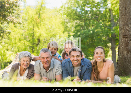 Großfamilie auf dem Rasen im Park liegen Stockfoto