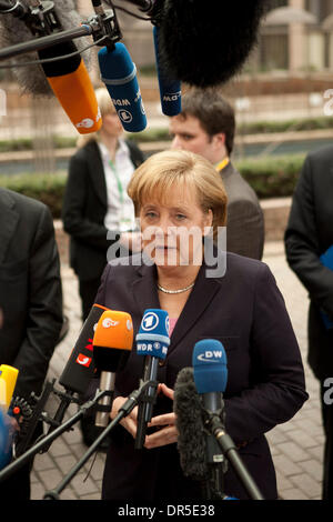 1. März 2009 - Brüssel, Belgien - Deutsch Kanzler ANGELA MERKEL im Gespräch mit der Presse vor Sondergipfel EU-Staats-und Regierungschefs. EU treffen Staaten in Brüssel am 2009-03-01, die Schritte der einzelnen EU-Mitgliedstaaten, das Konjunkturprogramm umzusetzen und sich schützen vor den Auswirkungen der Finanzkrise anzugehen. Der tschechische Ministerpräsident eine Stockfoto