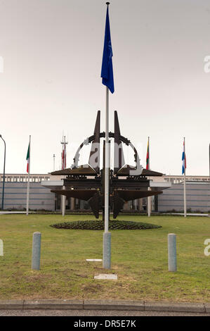 5. März 2009 sammeln - Brüssel, Belgien - NATO-Hauptquartier als ein Nato-Außenminister zu einem Treffen in Brüssel am 2009-03-05. NATO-Generalsekretär Jaap de Hoop Scheffer forderte das Bündnis zur Wiederaufnahme der Top-Level-Gespräche mit Russland, die seit August letzten Jahres Krieg in Georgien eingefroren. (Kredit-Bild: © Wiktor Dabkowski/ZUMA Press) Stockfoto