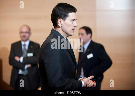 5. März 2009 - Brüssel, Belgien - britische Außenminister DAVID MILIBAND während einer NATO-ausländische Minister treffen in Brüssel am 2009-03-05. NATO-Generalsekretär Jaap de Hoop Scheffer forderte das Bündnis zur Wiederaufnahme der Top-Level-Gespräche mit Russland, die seit August letzten Jahres Krieg in Georgien eingefroren. (Kredit-Bild: © Wiktor Dabkowski/ZUMA Press) Stockfoto