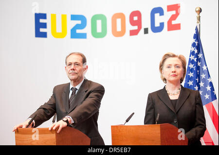 6. März 2009 - Brüssel, Belgien - uns US-Außenministerin HILLARY CLINTON und hohe Vertreter für die gemeinsame Außen- und Sicherheit Politik Spanier JAVIER SOLANA (L) Druing eine Pressekonferenz während Clintons Besuch zu der Europäischen (EG) des Rates am Hauptsitz der Europäischen Union. (Kredit-Bild: © Wiktor Dabkowski/ZUMA Press) Stockfoto