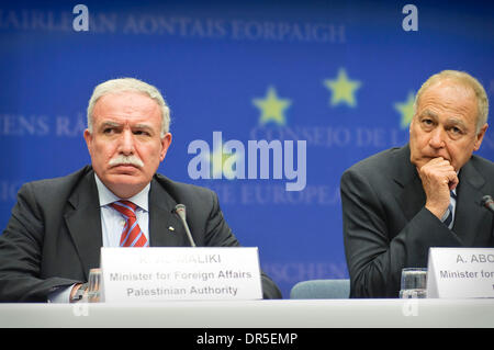 15. März 2009 minister - Brüssel, Belgien - palästinensische Außenminister RIAD AL-MALKI (L) und der ägyptische Außenminister AHMED ABOU ELGHEIT während der Pressekonferenz nach dem EU-Troika Ministertreffen mit Ägypten, Jordanien und der palästinensischen Behörde am Sitz des Europäischen Rates in Brüssel, Belgien. Tschechische Ratspräsidentschaft rief das Arbeitsessen um zu diskutieren, die aktuelle Situation auf t Stockfoto