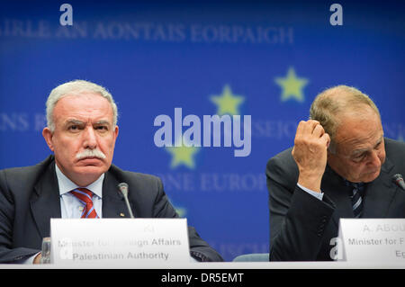 15. März 2009 minister - Brüssel, Belgien - palästinensische Außenminister RIAD AL-MALKI (L) und der ägyptische Außenminister AHMED ABOU ELGHEIT während der Pressekonferenz nach dem EU-Troika Ministertreffen mit Ägypten, Jordanien und der palästinensischen Behörde am Sitz des Europäischen Rates in Brüssel, Belgien. Tschechische Ratspräsidentschaft rief das Arbeitsessen um zu diskutieren, die aktuelle Situation auf t Stockfoto