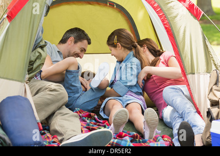 Familie sitzt im Zelt im park Stockfoto