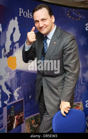 16. März 2009 - Brüssel, Belgien - der polnische Außenminister RADOSLAW SIKORSKI hält eine Pressekonferenz nach dem Rat "Allgemeine Angelegenheiten" (RAA) am Sitz des Europäischen Rates in Brüssel am 2009-03-16. (Kredit-Bild: © Wiktor Dabkowski/ZUMA Press) Stockfoto