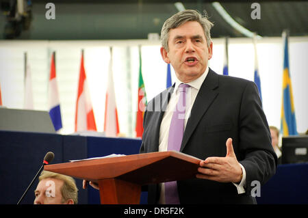 24. März 2009 - Straßburg, Elsass, Frankreich - der britische Premierminister GORDON BROWN gibt eine Vorbereitung der G20-Gipfel Rede vor dem Europäischen Parlament in Straßburg, Frankreich. (Kredit-Bild: © Wiktor Dabkowski/ZUMA Press) Stockfoto