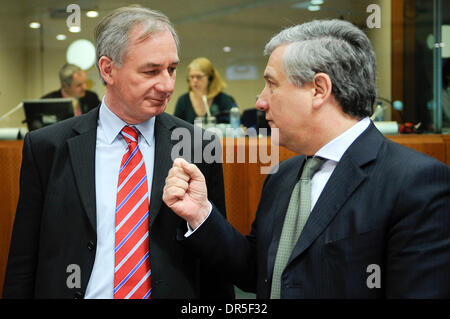 European Transport Commissioner Italian Antonio Tajani (R) plaudert mit britischen Staatssekretär für Transport, Rt Hon Geoff Hoon MP zu Beginn des Transport-EU-Ministerrat in Brüssel am 2009-03-30 von Wiktor Dabkowski... Polen, (Kredit-Bild: © Wiktor Dabkowski/ZUMA Press) Stockfoto