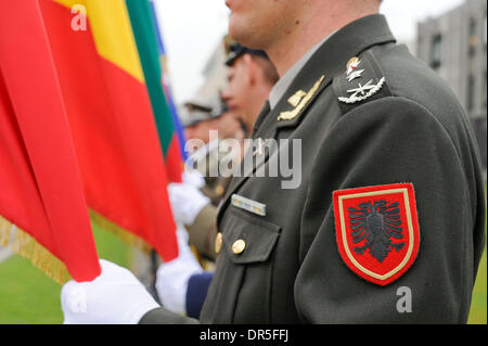 Ein albanischer Soldat, rechts, zusammen mit anderen Armeen der NATO Soldaten nehmen Teil in eine Fahne, die Erhöhung der Zeremonie anlässlich den Beitritt von Albanien und Kroatien in das Bündnis im NATO-Hauptquartier in Brüssel am 2009-04-07 von Wiktor Dabkowski... Polen, (Kredit-Bild: © Wiktor Dabkowski/ZUMA Press) Stockfoto