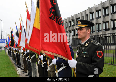 Ein albanischer Soldat, rechts, zusammen mit anderen Armeen der NATO Soldaten nehmen Teil in eine Fahne, die Erhöhung der Zeremonie anlässlich den Beitritt von Albanien und Kroatien in das Bündnis im NATO-Hauptquartier in Brüssel am 2009-04-07 von Wiktor Dabkowski... Polen, (Kredit-Bild: © Wiktor Dabkowski/ZUMA Press) Stockfoto